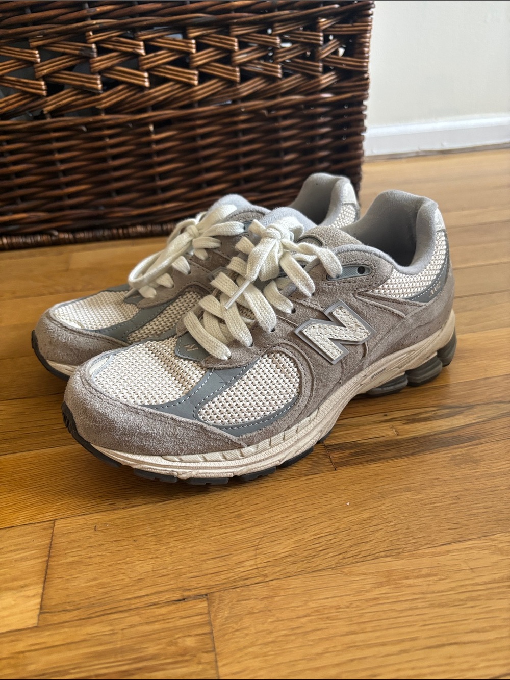 New Balance 2002R Grey / White